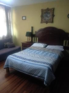 En eller flere senge i et værelse på Habitación Polanco (solo hombres)