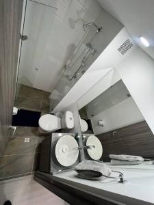 y baño con lavabo y espejo. en Aparta estudios central Con ascensor 503, en Bogotá