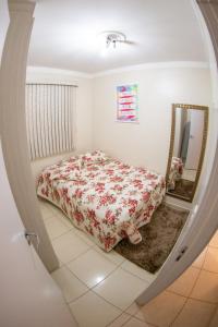 a bedroom with a bed and a mirror at Apartamento Mari 1 in São Carlos