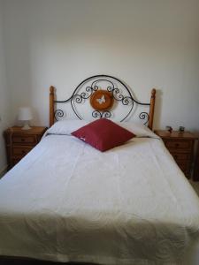 En eller flere senge i et værelse på adosado cerca del mar + 9 billeder