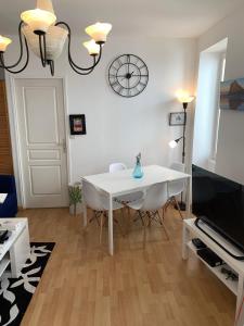 TV a/nebo společenská místnost v ubytování Biarritz centre, près Avenue de Verdun, cosy Apt 2 pieces , salon , chambre séparé, rue très calme à 10 minutes à pied de la grande plage