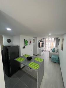 cocina y sala de estar con nevera negra en Edificio de Apartamentos central con ascensor. 601, en Bogotá