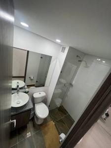 y baño con aseo y lavamanos. en Edificio de Apartamentos central con ascensor. 601, en Bogotá