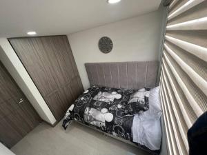 Dormitorio pequeño con cama con manta en Edificio de Apartamentos central con ascensor. 601, en Bogotá