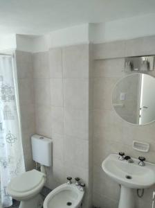 een witte badkamer met een toilet en een wastafel bij Departamento en el centro de Córdoba in Cordoba
