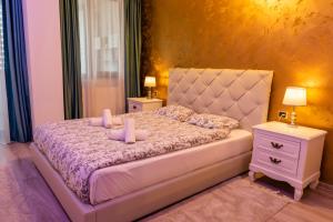 una camera da letto con un letto con due candele sopra di Adonis Albu's Residence a Braşov