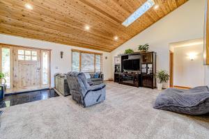 a living room with two chairs and a television at Zen Lodge in Fortuna