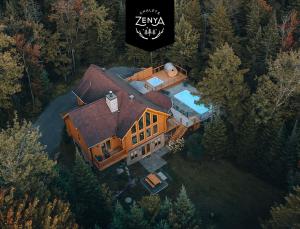 an aerial view of a large house with a swimming pool at Chalet Blue Jay Spa at Fiddler's Lake in Mille-Isles