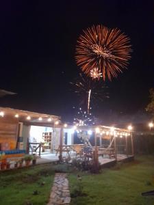 ein Feuerwerk, das nachts über einer Terrasse explodiert in der Unterkunft Hostal Vista Boquete in Bajo Boquete