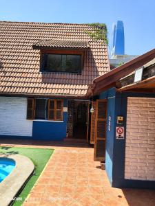 una casa con piscina frente a ella en Maktub Costanera - Hostal Boutique, en Santiago