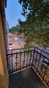 uma varanda com vista para uma rua com trânsito em Apartment Kiki em Novi Sad