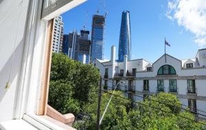 シドニーにあるKent Terraceの窓から市街の景色を望む