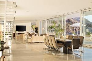 Μια τηλεόραση ή/και κέντρο ψυχαγωγίας στο The Dream House Modern Estate Perched Above Palm Desert