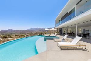 uma imagem de uma casa com piscina em The Dream House Modern Estate Perched Above Palm Desert em Palm Desert