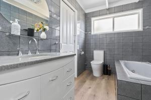 Et badeværelse på The Family Haven Main House + 27 billeder