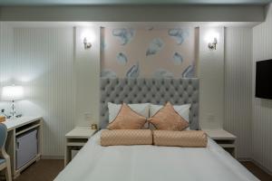 um quarto com uma grande cama branca e 2 almofadas em Hotel Reference Tenjin III em Fukuoka