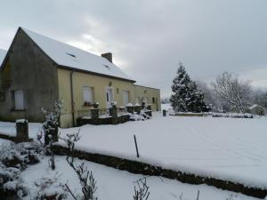 uma casa num quintal com neve no chão em Gîte Bais, 4 pièces, 7 personnes - FR-1-600-19 em Bais