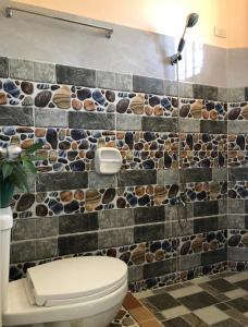 La salle de bains est pourvue d'une douche et de toilettes. dans l'établissement D&D Travellers INN, à Puerto Princesa