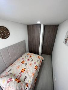 małą sypialnię z łóżkiem w pokoju w obiekcie Edificios de apartamentos central con ascensor 604 w mieście Bogota