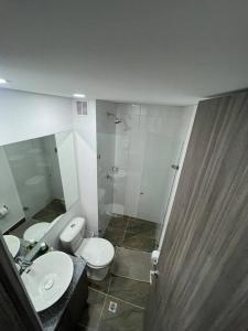 y baño con aseo, lavabo y ducha. en Edificios de apartamentos central con ascensor 604, en Bogotá