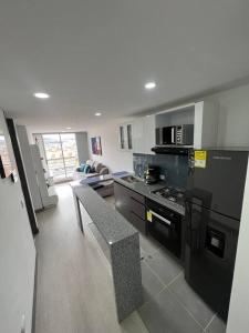 una cocina con electrodomésticos negros y una mesa. en Edificios de apartamentos central con ascensor 604, en Bogotá