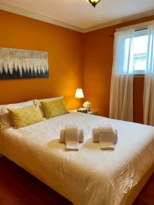 Un pat sau paturi într-o cameră la Cosy 5 Bedrooms House in Hearth of Richmond Hill
