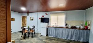 eine Küche mit einem kleinen Tisch und eine Küche mit einer Bar in der Unterkunft The Frog House in Fortuna