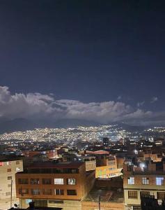 vista su una città di notte con di Edificio Apartamentos central con ascensor 605 a Bogotá