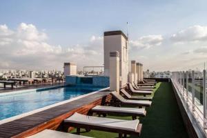 una piscina en la azotea de un edificio en Fliphaus Nicaragua 6000 - 2 Bd Live Hotel en Buenos Aires