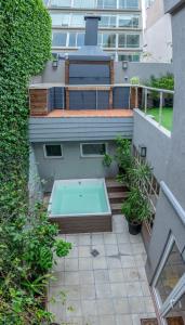 una piscina al lado de un edificio en Fliphaus Salvador 5500 - 3 Bd Pool & Bbq en Buenos Aires