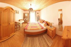 een slaapkamer met een groot bed in een kamer bij Bauernhof Hamberger Hof in Sachrang
