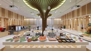 Hotel Shidotaira في هاناماكي: طابور بوفيه في مطعم مع شيشة يعدون الطعام