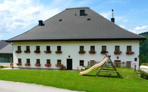 Das Gebäude in dem sich der Bauernhof befindet