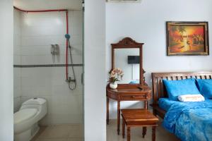 Vannituba majutusasutuses Graha Wedha Suite Kuta by kamara