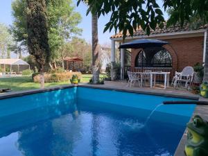 בריכת השחייה שנמצאת ב-Acogedor alojamiento con piscina apto para niños או באזור
