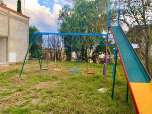 Rotaļu zona bērniem naktsmītnē Acogedor alojamiento con piscina apto para niños