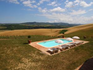 una vista aérea de una piscina en un campo en Belvilla by OYO Montenero, en Montenero