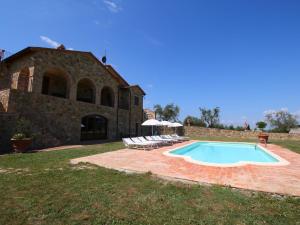 una piscina di fronte a un edificio in pietra di Belvilla by OYO Montenero a Montenero