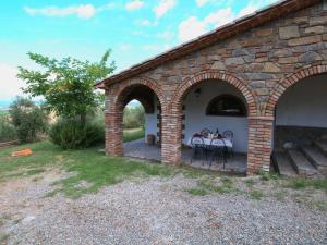 un edificio de ladrillo con una mesa en el patio en Belvilla by OYO Montenero, en Montenero