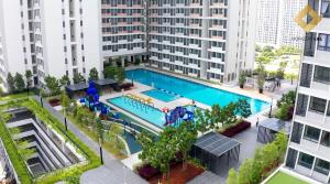 una vista aérea de una piscina en una ciudad en Horizon Suites, KLIA, en Sepang