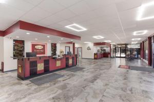 an empty lobby of a fast food restaurant at Econo Lodge Cave City in Cave City +52 photos