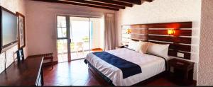 Postel nebo postele na pokoji v ubytování Las Rocas Resort & Spa + 37 fotografií