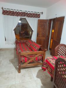 1 dormitorio con 1 cama con marco de madera en Hospedaje Lupé en Cachí