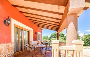 een patio met een tafel en stoelen bij Stunning Home In Caravaca De La Cruz With House A Mountain View in Caravaca de la Cruz