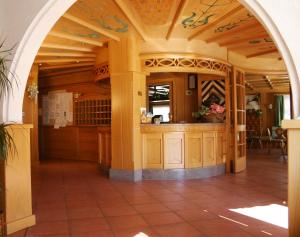 einen Torbogen in einem Gebäude mit Küche in der Unterkunft Hotel Cima Dodici in Vigo di Fassa
