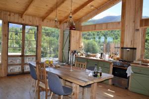 une grande cuisine avec une table en bois dans une cabane dans l'établissement Casa Arroyo del Bosque, à Villa Cerro Castillo