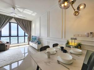 una gran sala de estar blanca con mesa y sillas en 1-7px Klang Bayuemas Staycation Family Lovely Stay Netflix en Klang