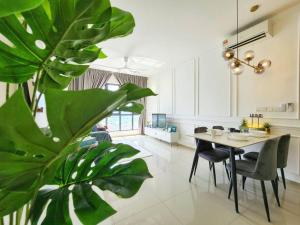 uma sala de jantar e sala de estar com mesa em 1-7px Klang Bayuemas Staycation Family Lovely Stay Netflix em Klang