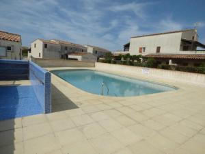 una piscina en medio de un edificio en Maison Saintes-Maries-de-la-Mer, 3 pièces, 4 personnes - FR-1-475-91 en Saintes-Maries-de-la-Mer