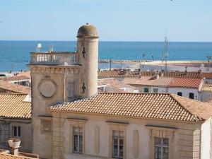 een gebouw met een klokkentoren bovenop een stad bij Studio Saintes-Maries-de-la-Mer, 1 pièce, 3 personnes - FR-1-475-99 in Saintes-Maries-de-la-Mer